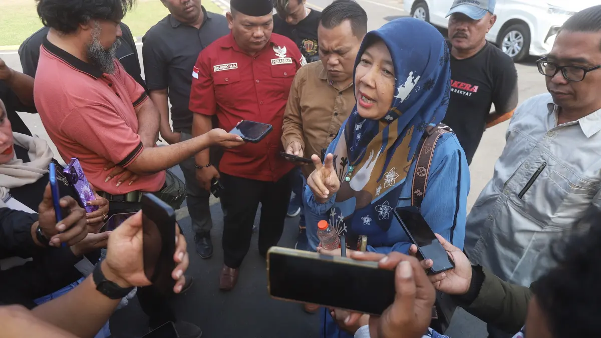 DIPOLISIKAN: Para CJU antre melaporkan PT Annisa Ahmada Travelindo atas dugaan kasus tipu gelap umrah ke Satreskrim Polres Mojokerto Kota, Senin (21/9) lalu. (Sofan/JPRM)