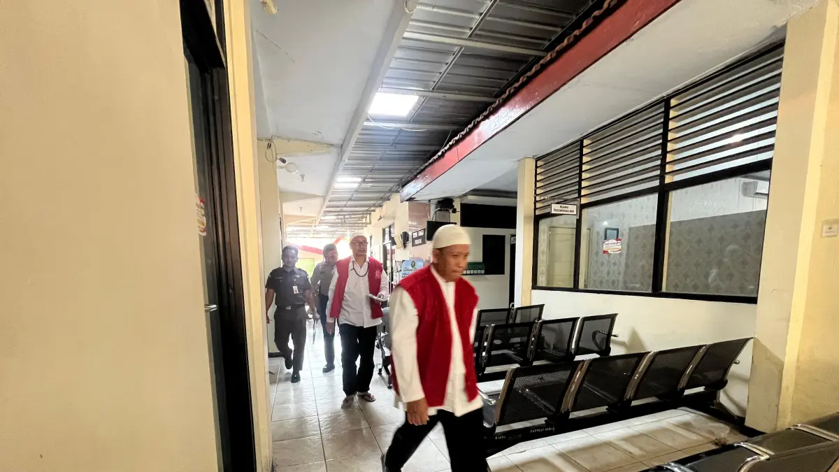 DITOLAK: Dua terdakwa kasus penipuan kontraktor, Sunaryo dan Mujiono, usai menjalani sidang di Pengadilan Negeri Mojokerto, Agustus lalu. (Farisma/JPRM)