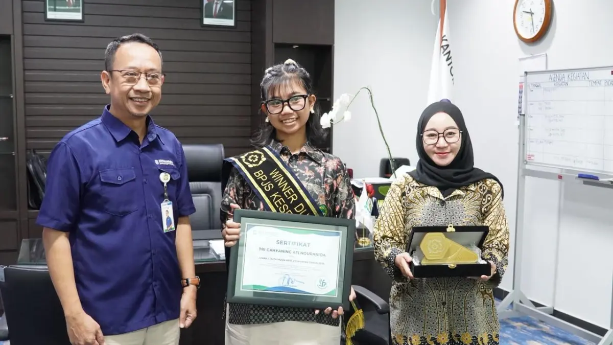 DUTA MUDA: Siswi SMAN 2 Mojokerto menunjukkan sertifikat dan piala usai dinobatkan sebagai Winner Duta Muda BPJS Kesehatan Tahun 2026.