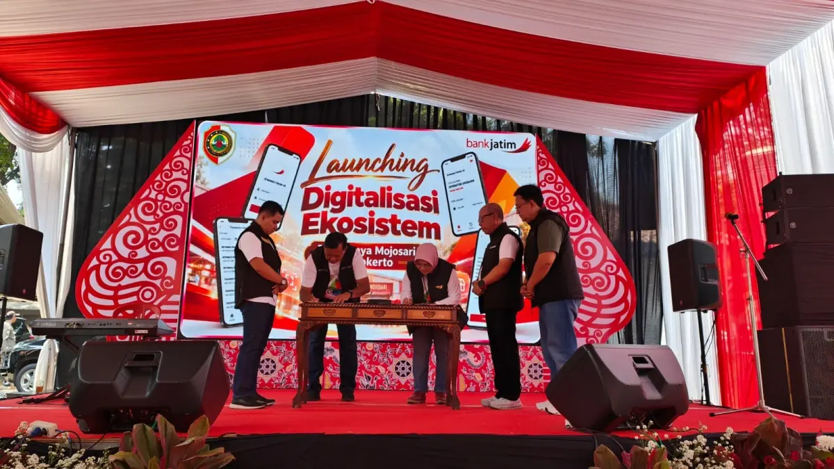 KOLABORASI: Dari kiri, Kepala Disperindag Noerhono, Bupati Mojokerto Muhammad Albarraa, Wakil Direktur Bank Jatim Arief Wicaksono, dan Pimpinan Cabang Bank Jatim Mojokerto Siska Dian Permatasari berkomitmen memperbaiki pelayanan publik dan tata kelola pemerintahan daerah melalui langkah transformatif. (Khudori/JPRM)