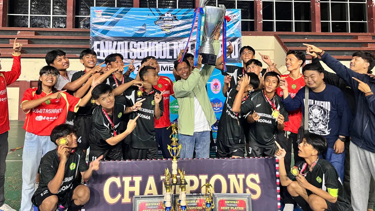 RUNNER-UP: Tim Bola Voli Putra SMAN 2 Mojokerto meraih juara 2 Kejuaraan Provinsi Bola Voli U-18 se-Jawa Timur yang digelar di GOR Lembu Peteng, Tulungagung.