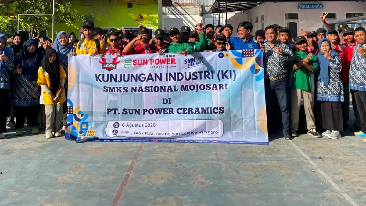 KUNJUNGAN INDUSTRI: Siswa SMK Nasional Mojosari bersama dewan guru usai melaksanakan kunjungan industri di PT Sun Power Ceramics, Kecamatan Ngoro, 6 Agustus lalu.