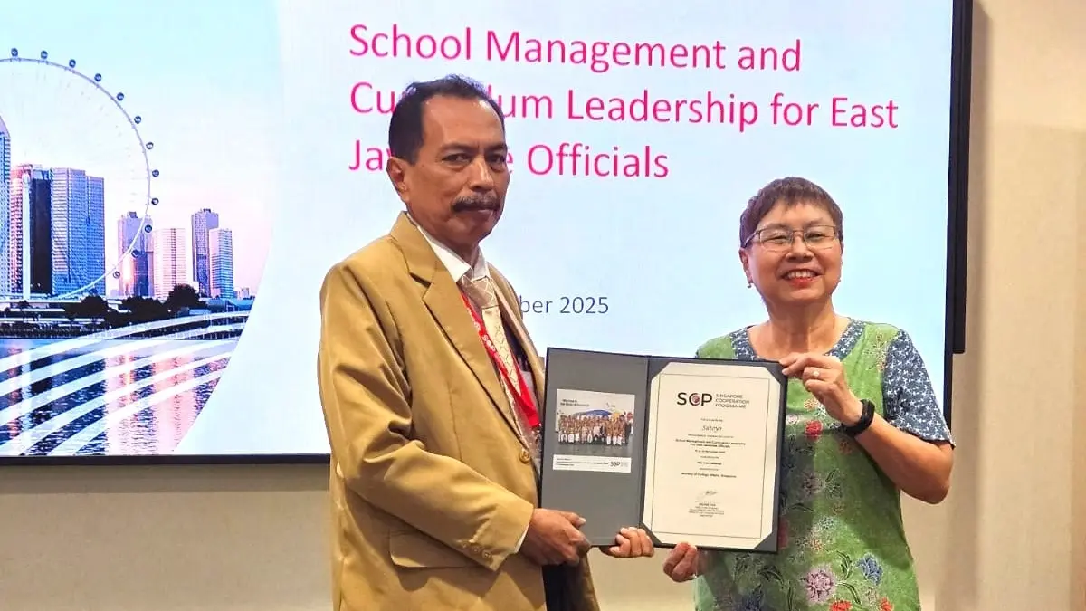 RAIH PENGHARGAAN: Kepala SMAN 1 Puri H. Sutoyo menerima sertifikat kelulusan program School Management and Curriculum Leadership for East Java Province Officials dari Kementerian Luar Negeri Singapura.