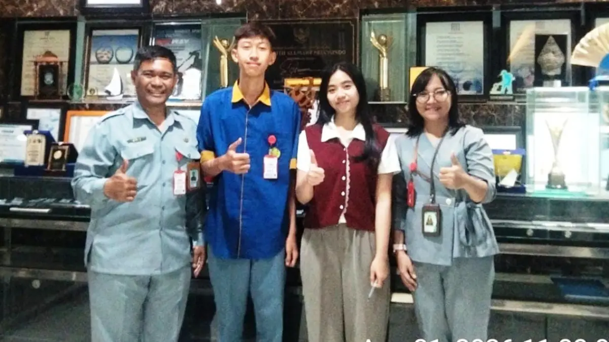 MAGANG: Dua siswa SMK Tamansiswa Mojokerto bersama pembimbing saat menjalani program magang pra-lulus di instansi mitra.