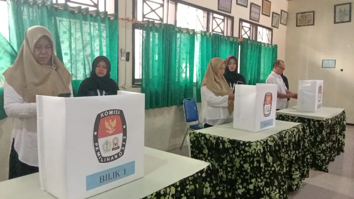 HAK PILIH: Para guru dan panitia mendampingi simulasi pemungutan suara dalam Pemilihan Ketua OSIS SMPN 2 Kutorejo yang digelar dengan sistem e-voting berbasis QR code, Rabu (30/9). (Indah/JPRM)