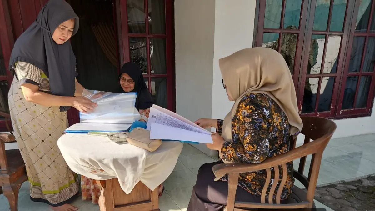 PEMUTAKHIRAN DATA: Tim Diskopukmperindag Kota Mojokerto saat melakukan kegiatan verifikasi lapangan status koperasi di Kota Mojokerto. Belakangan, sebanyak 20 koperasi dinyatakan sudah tidak aktif beroperasi. (dok Diskopukmperindag Kota Mojokerto for JPRM)