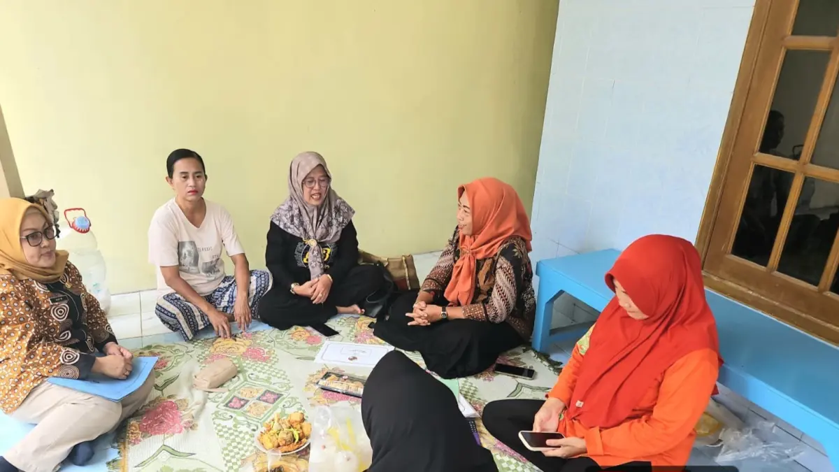 PEMUTAKHIRAN DATA: Tim Diskopukmperindag Kota Mojokerto saat melakukan kegiatan verifikasi lapangan status koperasi di Kota Mojokerto. Belakangan, sebanyak 20 koperasi dinyatakan sudah tidak aktif beroperasi. (dok Diskopukmperindag Kota Mojokerto for JPRM)