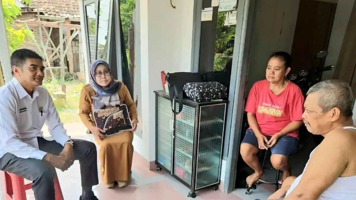 PEMUTAKHIRAN DATA: Tim Diskopukmperindag Kota Mojokerto saat melakukan kegiatan verifikasi lapangan status koperasi di Kota Mojokerto. Belakangan, sebanyak 20 koperasi dinyatakan sudah tidak aktif beroperasi. (dok Diskopukmperindag Kota Mojokerto for JPRM)