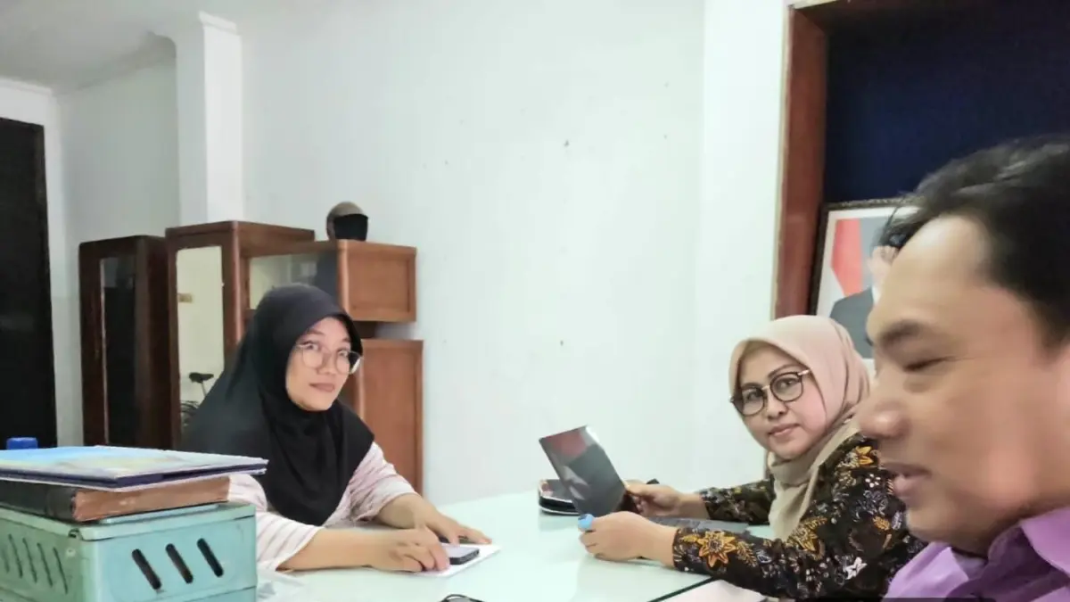 TIDAK BEROPERASI: Tim Diskopukmperindag Kota Mojokerto melakukan pendampingan proses usulan pembubaran Koperasi Serba Usaha (KSU) Artha Sumber Mas di Jalan Mojopahit pada April 2026. Total terdapat 12 koperasi yang mengajukan status pembubaran. (dok Pemkot Mojokerto for/JPRM)