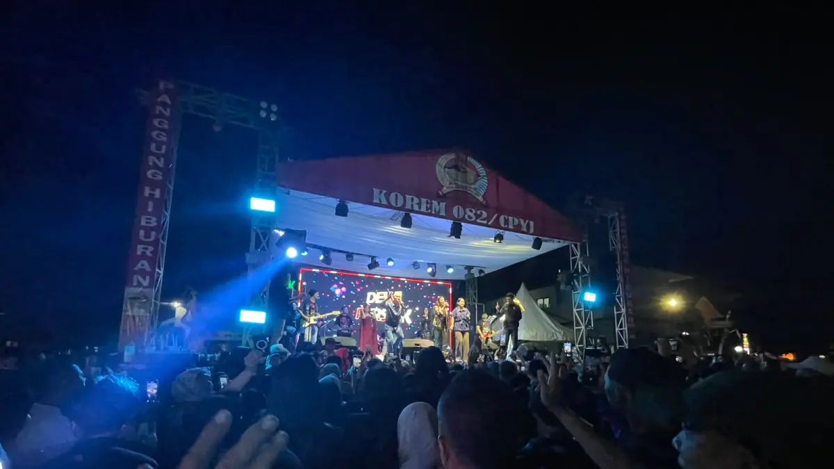 Tasyakuran Panggung Prajurit menghadirkan artis Dewi Perssik.
