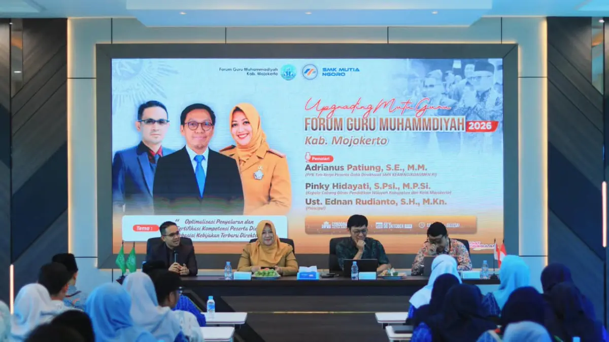 GURU NAIK KELAS: Ketua FGM Kabupaten Mojokerto Ednan Rudianto (kiri), Kepala Cabdindik Jatim Wilayah Kabupaten dan Kota Mojokerto Pinky Hidayati (dua kiri), dan Ketua Tim Kerja Peserta Didik Direktorat SMK Adrianus Patiung (dua kanan) saat menjadi pemateri dalam FGM Kabupaten Mojokerto di SMK Mutia Ngoro, Selasa (6/10).