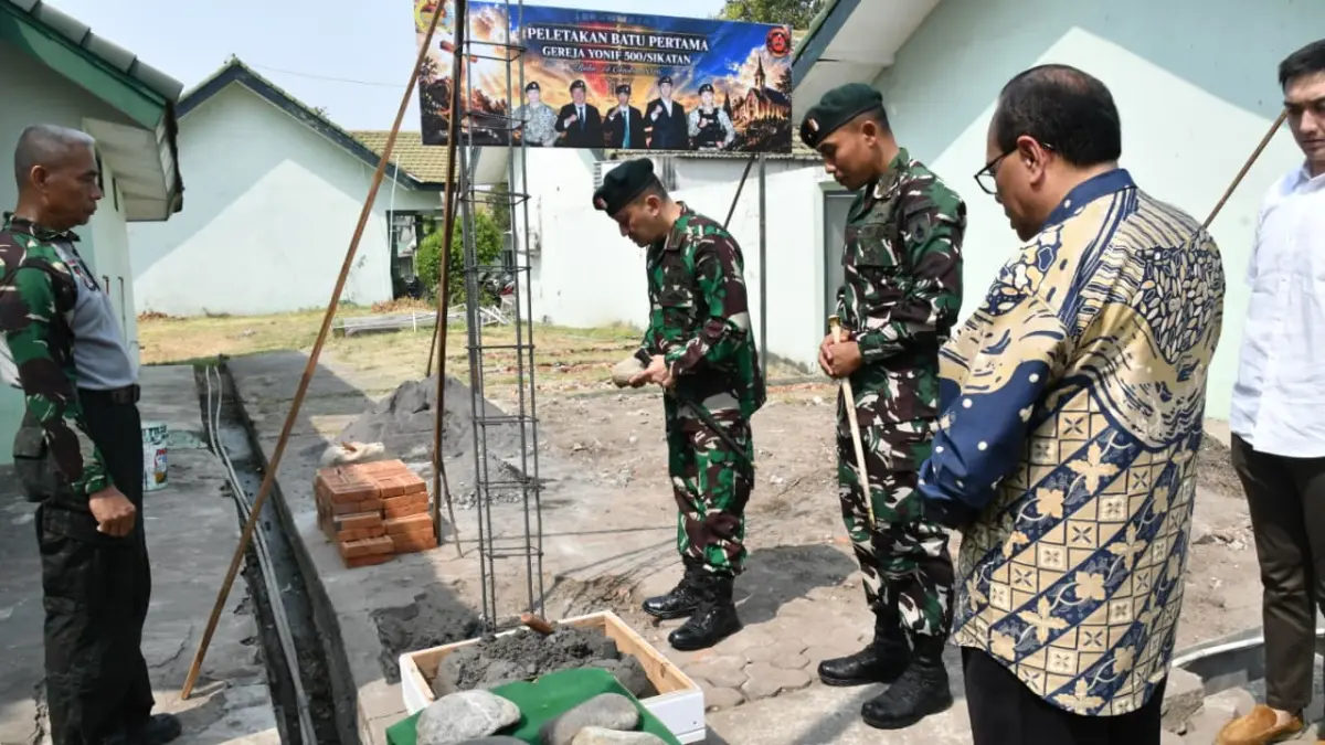 SINERGI: Danrem 082/CPYJ &nbsp;Kolonel Inf Batara, Danyonif 500/Sikatan Letkol Inf Imam Adiyanto, perwakilan pengurus gereja, serta para kolega saat peletakan batu pertama pembangunan gereja di Markas Yonif 500/Sikatan, Surabaya pada Rabu (14/10). (Arief Hikmawan/JPRM)