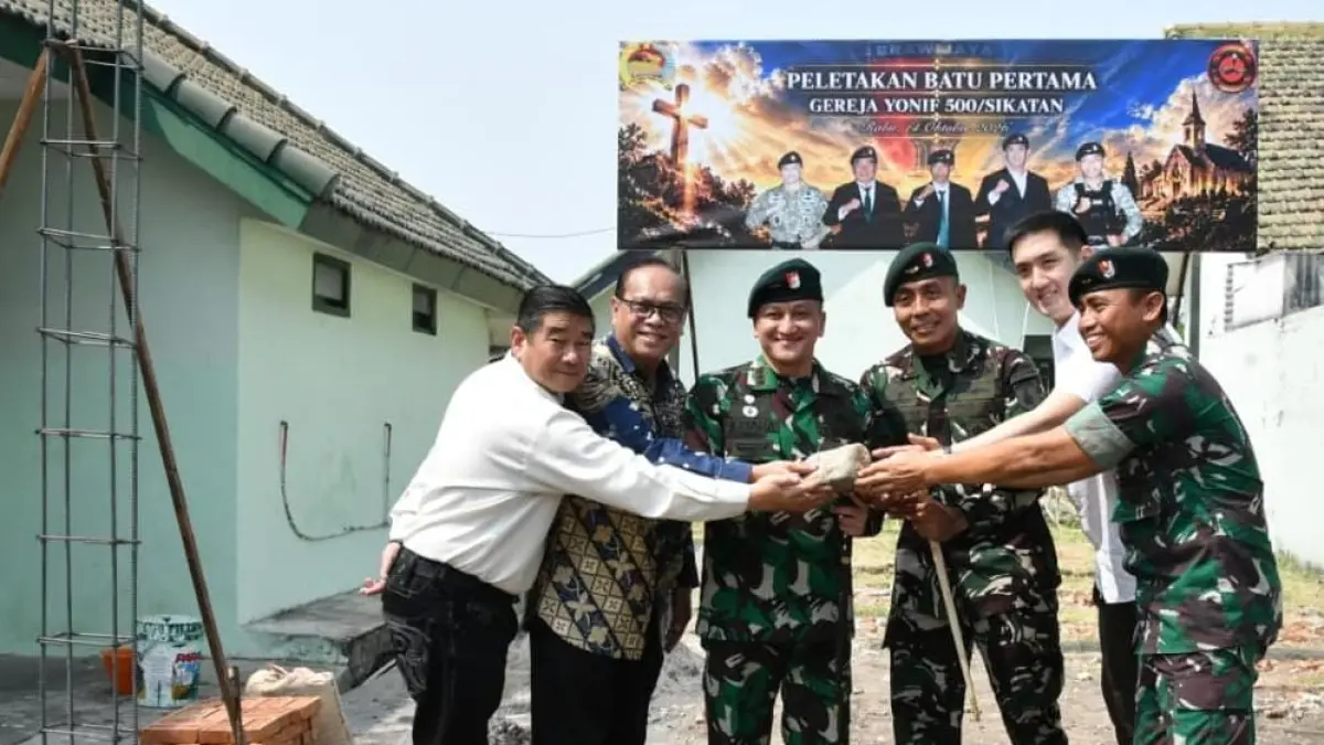 SINERGI: Danrem 082/CPYJ &nbsp;Kolonel Inf Batara, Danyonif 500/Sikatan Letkol Inf Imam Adiyanto, perwakilan pengurus gereja, serta para kolega saat peletakan batu pertama pembangunan gereja di Markas Yonif 500/Sikatan, Surabaya pada Rabu (14/10). (Arief Hikmawan/JPRM)