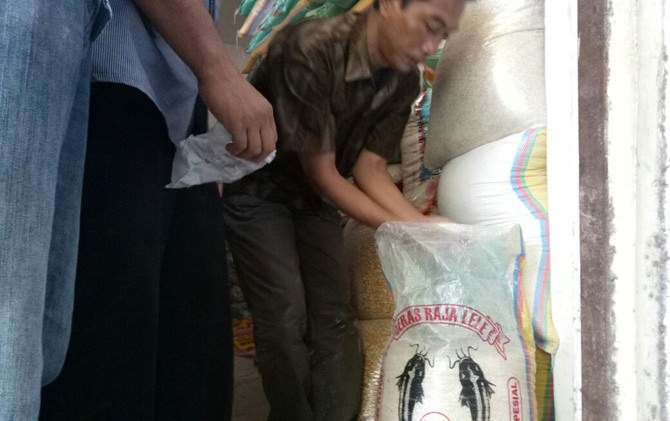 awas-diduga-beredar-beras-merek-raja-lele-palsu