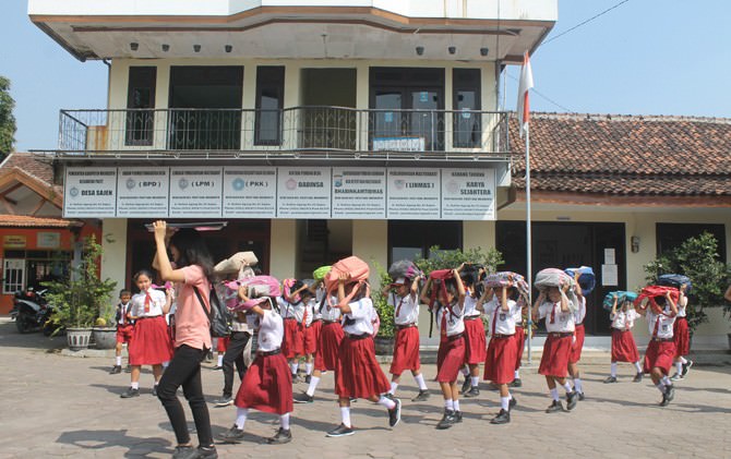 gempa-bumi-datang-berlindung-di-bawah-tas-sekolah