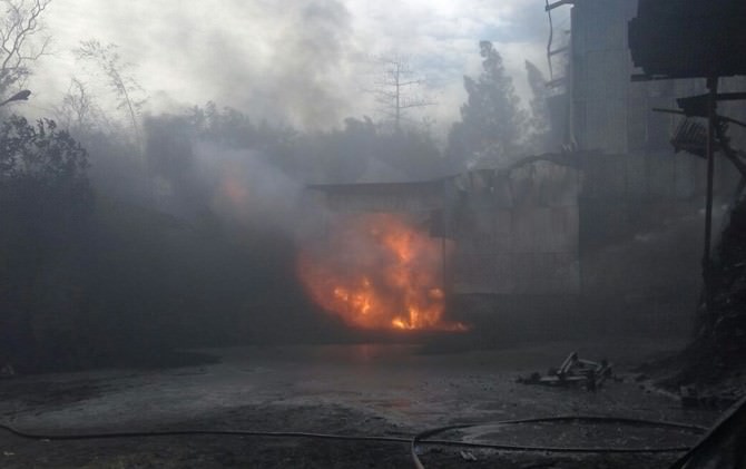 kobaran-api-membakar-bangunan-pabrik-ini-fotonya