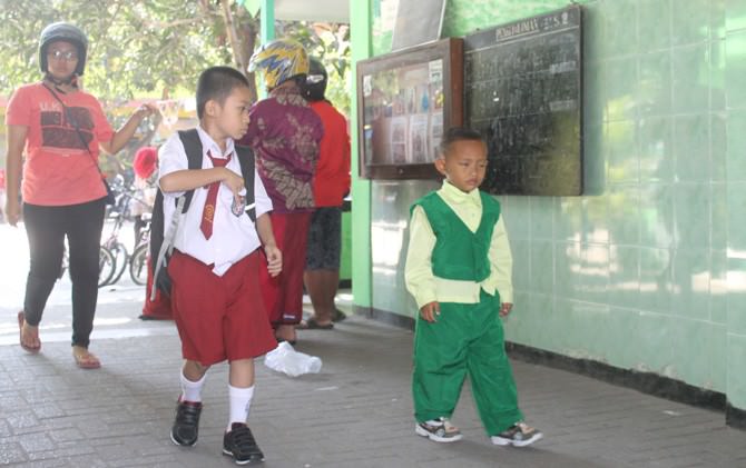 siswa-sd-negeri-pun-kenakan-seragam-taman-kanak-kanak
