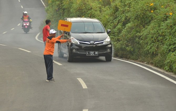 bawa-papan-peringatan-hentikan-mobil-bermasalah