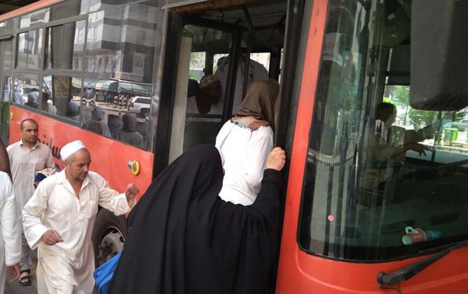 berjam-jam-di-bandara-bus-salawat-mandek-di-puncak-haji