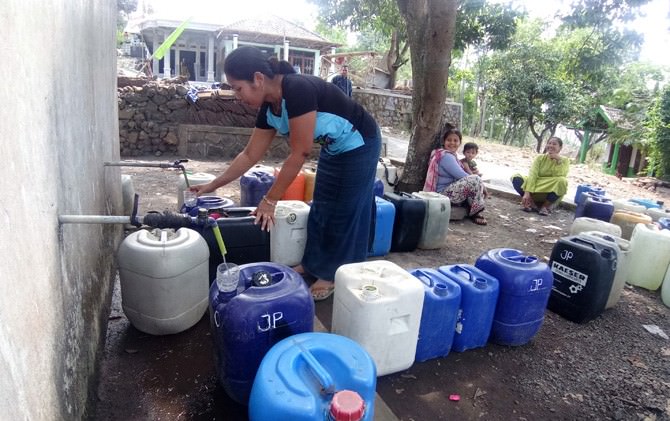 cuma-andalkan-bantuan-beli-air-rp-3-ribu-per-jeriken