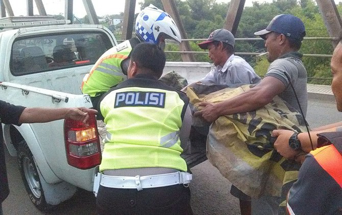 salip-truk-cengkeh-pengendara-beat-tewas-terlindas