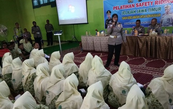 polisi-ajari-siswa-cara-berkendara-dengan-benar