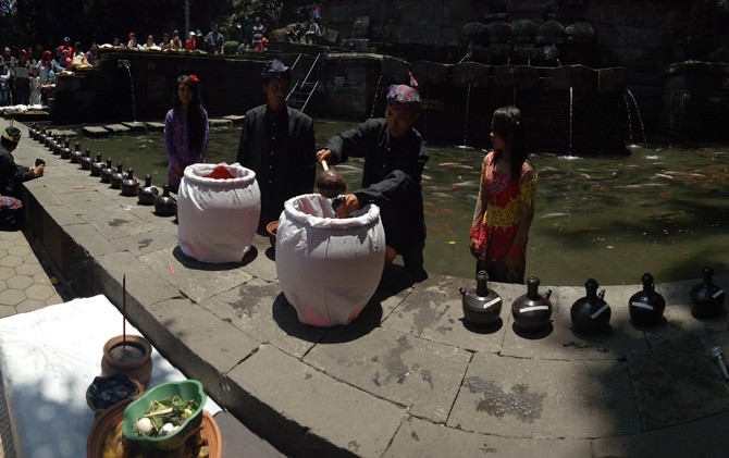 ritual-manunggaling-tirta-suci-di-petirtaan-jolotundo