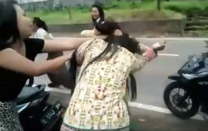 dua-pelajar-perempuan-berkelahi-saling-jambak-terekam-kamera-hp
