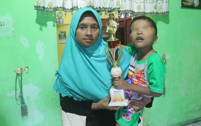 terlahir-tanpa-dua-mata-raih-juara-menyanyi-tingkat-provinsi
