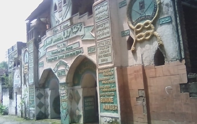 punya-enam-musala-ada-gua-sepanjang-300-meter