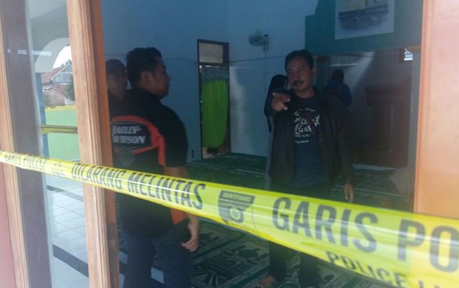 saksi-melihat-sepasang-kekasih-masuk-masjid-sebelum-temuan-bayi