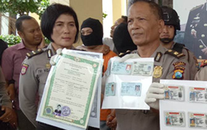 tersangka-pembuat-dokumen-palsu-banderol-ijazah-rp-15-ribu