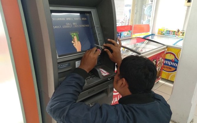 mesin-kartu-atm-bri-diganjal-korek-api