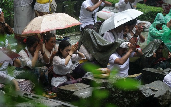 sucikan-diri-di-jolotundo-umat-hindu-sambut-nyepi
