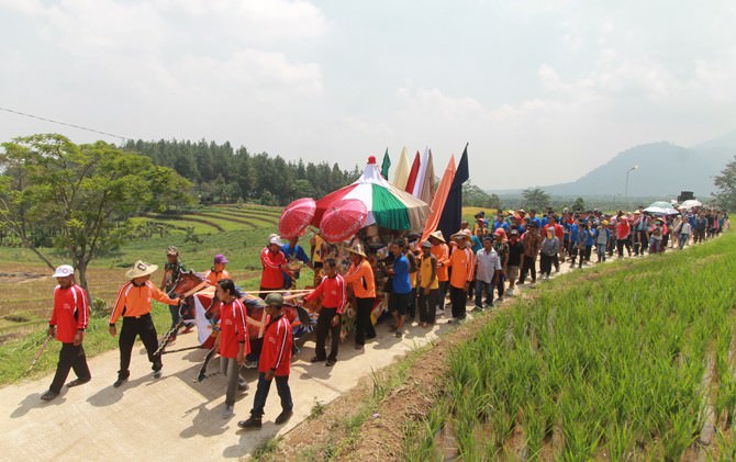 arak-14-ancak-hasil-bumi-dibentuk-pesawat-tempur-hingga-masjid
