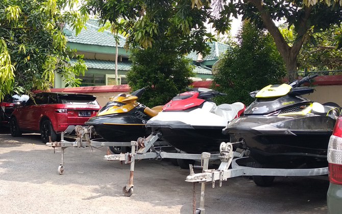 kpk-sita-mobil-jet-ski-dan-motor-matik-bupati-mojokerto