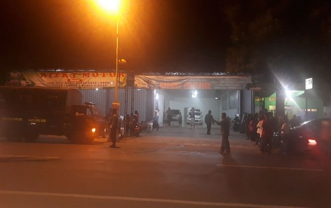 warga-menyaksikan-kpk-menyita-16-mobil-di-showroom-rizky-motor