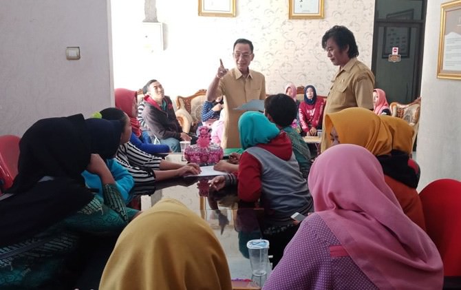 nasib-tak-jelas-karyawan-toko-warna-warni-tuntut-pesangon