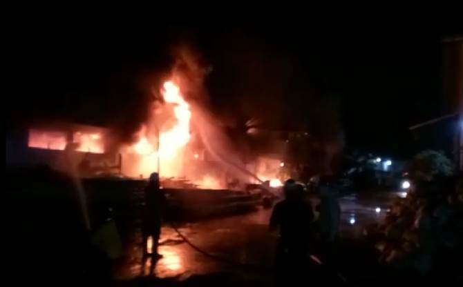 pabrik-sepatu-pt-intidragon-suryatama-terbakar