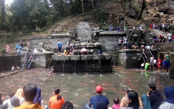 malam-1-sura-mandi-kembang-wisatawan-sucikan-diri