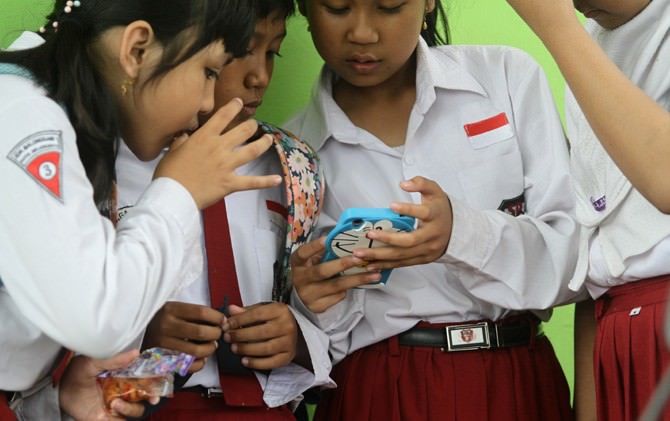siswa-sd-dilarang-bawa-handphone