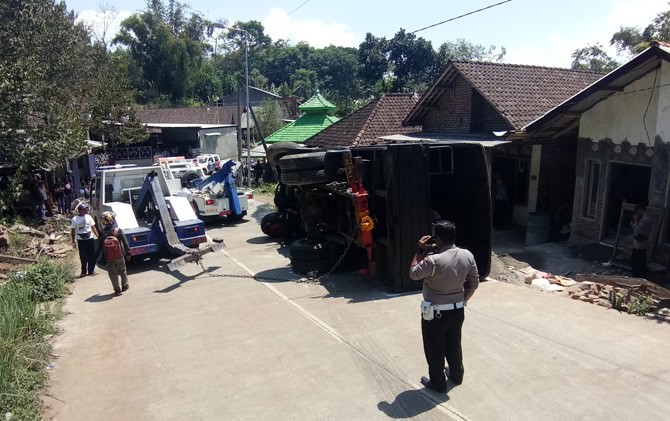 truk-brimob-pengamanan-presiden-terguling-danton-tewas