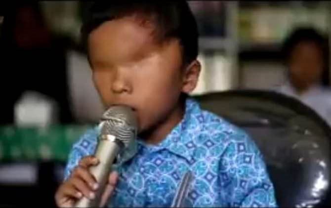 azam-bocah-penyandang-tunanetra-sanjung-ibu-lewat-video-klip