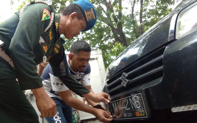 pm-lucuti-warga-sipil-yang-kenakan-atribut-militer