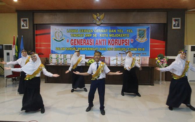 sindir-koruptor-lewat-yel-yel-hey-tikus-tikus-berdasi