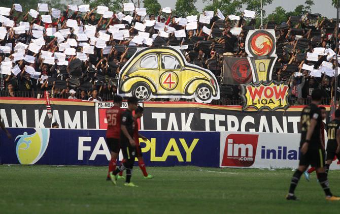 suporter-sindir-kejanggalan-lewat-simbol-koreo-vw