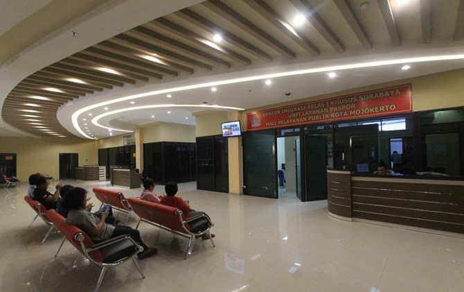 warga-mojokerto-tak-perlu-lagi-buat-paspor-ke-surabaya