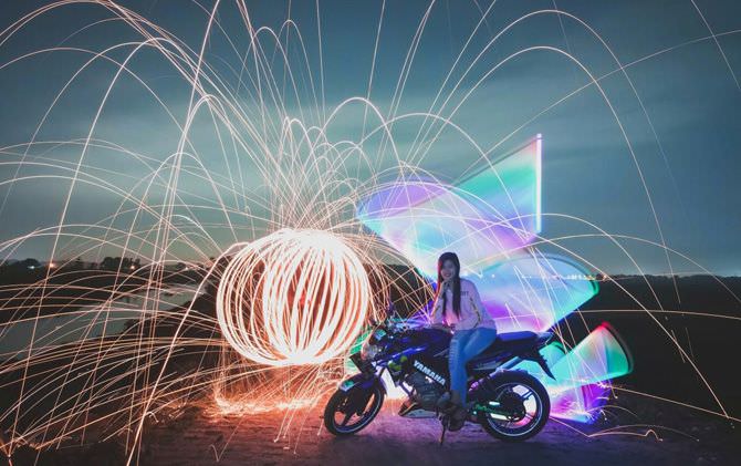 ciptakan-foto-unik-dengan-light-painting-photography