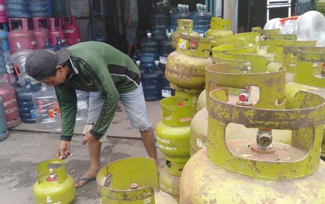 STOK: Seorang penjual elpiji menata dagangannya. (dok JPRM)