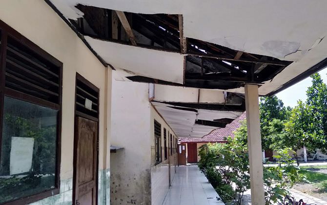 siswa-sd-belajar-di-bawah-ancaman-gedung-sekolah-rusak